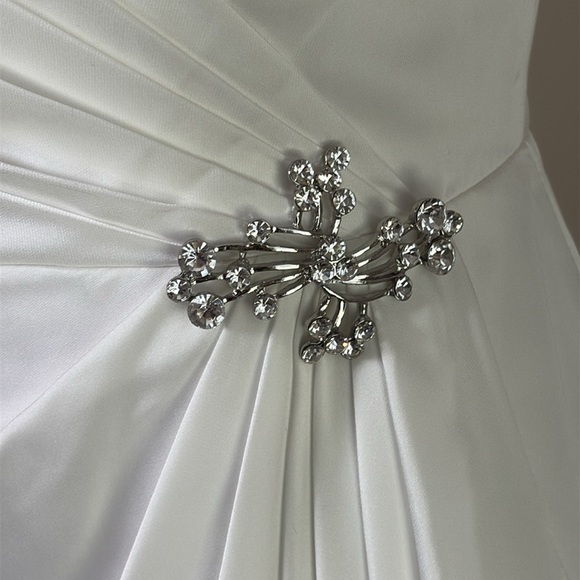 DB STUDIO Ruched Charmeuse Sheath Dress with Brooch Faux Wrap Skirt White Size 2 - Picture 5 of 14